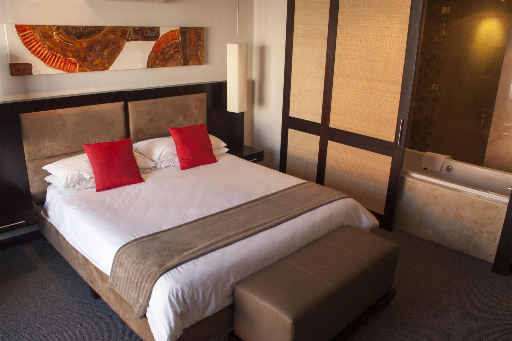 Urban Chic Boutique & Cafe Hotel 4*