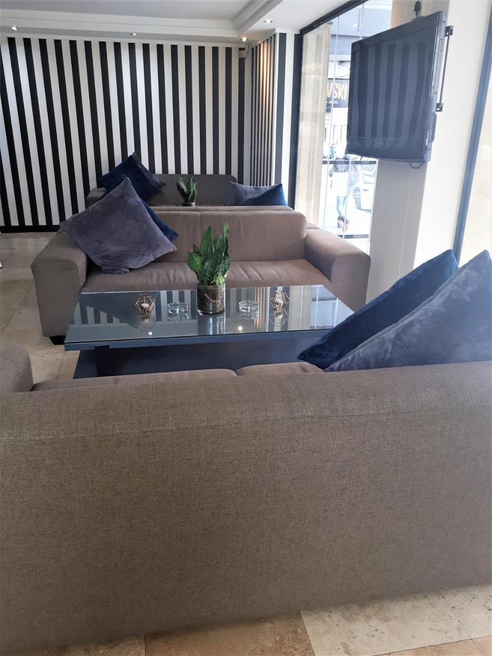 Urban Chic Boutique & Cafe Hotel 4*
